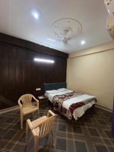 En eller flere senge i et værelse på Sukh dham