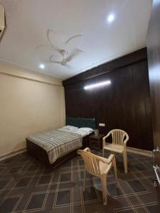 En eller flere senge i et værelse på Sukh dham