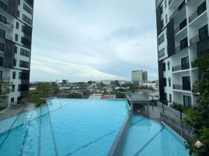 Bazén v ubytování Rumaho Upton by Elica Kuching nebo v jeho okolí