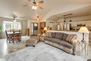 ein Wohnzimmer mit Sofa und Tisch in der Unterkunft Kalispell Main House Less Than 15 Mi to Flathead Lake in Creston