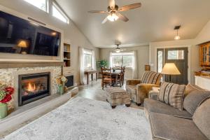 ein Wohnzimmer mit Couch und Kamin in der Unterkunft Kalispell Main House Less Than 15 Mi to Flathead Lake in Creston