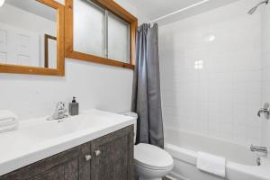 Koupelna v ubytování 12 Beds Sleep 16 Chalet with HotTub, 2min to Blue + 36 fotografií