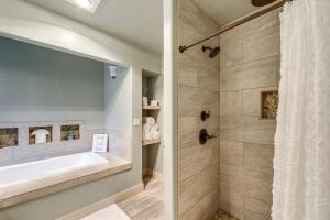 ein Badezimmer mit Badewanne und Dusche in der Unterkunft Kalispell Main House Less Than 15 Mi to Flathead Lake in Creston + 30 Fotos
