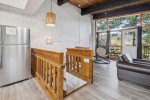 Kuchyň nebo kuchyňský kout v ubytování 12 Beds Sleep 16 Chalet with HotTub, 2min to Blue