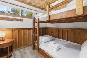 Postel nebo postele na pokoji v ubytování 12 Beds Sleep 16 Chalet with HotTub, 2min to Blue