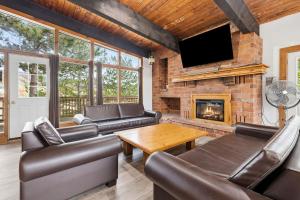 TV a/nebo společenská místnost v ubytování 12 Beds Sleep 16 Chalet with HotTub, 2min to Blue