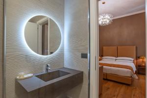 ローマにあるホテル パーバの洗面台と鏡とベッドのあるバスルーム +84枚の写真