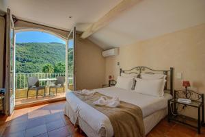 ein Schlafzimmer mit einem großen Bett und einem großen Fenster in der Unterkunft Hôtel Restaurant la Corniche in Bastia + 102 Fotos