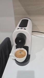 Una cafetera está preparando una taza de café. en Apartmán Horný Smokovec, en Starý Smokovec 51 fotos más