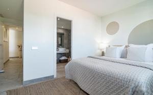 En eller flere senge i et værelse på INF24E - Modern 2-Bed Apt with roof top pool + 22 billeder