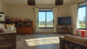 TV a/nebo společenská místnost v ubytování Casa en Estancias de Cafayate A38