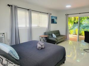 ein Schlafzimmer mit einem Bett und einem Handtuch darauf in der Unterkunft Kevin#B Chic Studio with Patio near Fort Lauderdale Beach in Fort Lauderdale