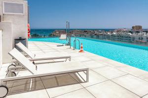 Swimmingpoolen hos eller tæt på INF24E - Modern 2-Bed Apt with roof top pool