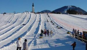 un grupo de personas de pie en una ladera cubierta de nieve en Pension Wald, en Faistenau