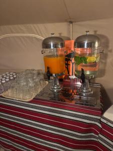 BadīyahにあるDesert Stars Campのテーブル(ドリンク2杯付) +56枚の写真