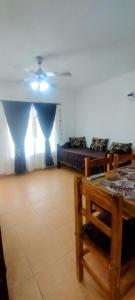 ein Wohnzimmer mit Sofa und Tisch in der Unterkunft La Solidea Complejo de Mar in San Clemente del Tuyú