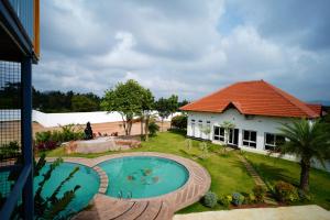 Piscina de la sau aproape de Vanasiri Resort by Travent Mug