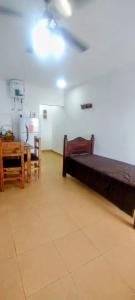 ein Zimmer mit einem Bett und einem Tisch und Stühlen in der Unterkunft La Solidea Complejo de Mar in San Clemente del Tuyú