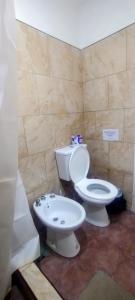 ein Badezimmer mit Toilette und Waschbecken in der Unterkunft La Solidea Complejo de Mar in San Clemente del Tuyú