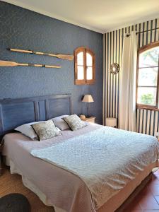 un dormitorio con una cama grande en una habitación en BASTIDE PRESQU ILE DE GIENS SUPERBE VUE MER PISCINE, en Hyères 46 fotos más