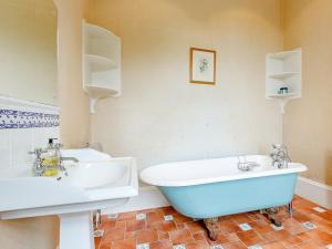 Koupelna v ubytování 5 Bed in Blacklunans CA409 + 37 fotografií