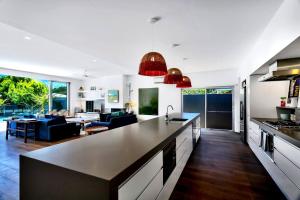 cocina abierta y sala de estar con vistas a la sala de estar. en Stonecutters 2, en Byron Bay