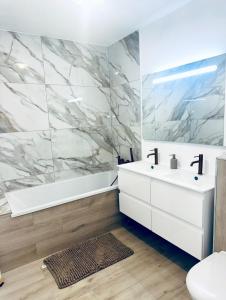 Ένα μπάνιο στο Le Relais Terrace and Charm of Paray