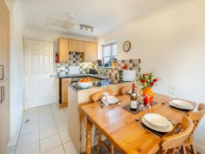 Kuchyň nebo kuchyňský kout v ubytování Fair Isle Holiday Cottages - Hill Top Cottage