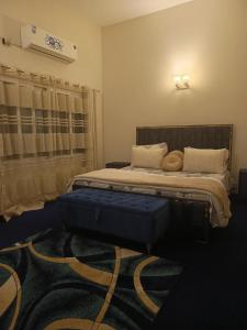 een slaapkamer met een groot bed en een tapijt bij The Residency in Islamabad