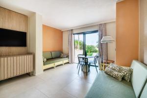 TV a/nebo společenská místnost v ubytování VOI Tanka Village