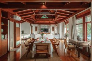 Μια τηλεόραση ή/και κέντρο ψυχαγωγίας στο Surin Ayara Villas by Stayisle