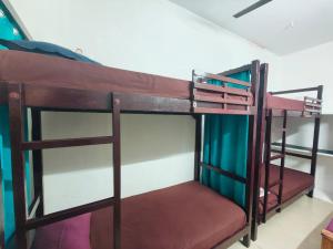 Μία ή περισσότερες κουκέτες σε δωμάτιο στο Poppy Stays Varkala +33 φωτογραφίες