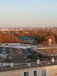 a view of a parking lot from a building at Chambre simple proche de mairie Orly in Orly