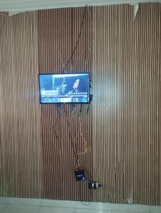 a flat screen tv hanging on a wall at Casa de Temporada in Aracaju