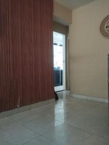 a hallway with a red striped wall and a door at Casa de Temporada in Aracaju +9 photos