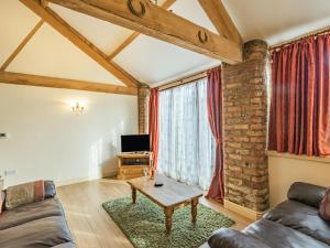 ein Wohnzimmer mit Sofa und Tisch in der Unterkunft The Forge - Uk37519 in Routh