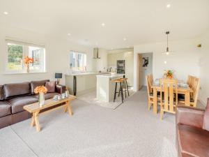 een woonkamer met een bank en een tafel bij Viking - Uk44983 in Newport