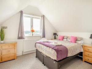 een slaapkamer met een bed en een raam bij Viking - Uk44983 in Newport +11 foto's