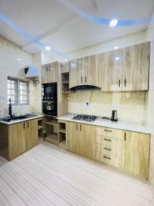 Kuchyň nebo kuchyňský kout v ubytování Delight shortlet apartments- Luxury 3 Bed in Jahi