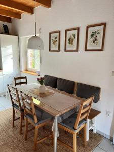 Una mesa de comedor con sillas y un sofá. en Hümmling HA16, en Sögel
