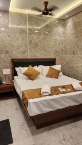 Ένα ή περισσότερα κρεβάτια σε δωμάτιο στο Hotel Aashray Residency Lodging And Boarding +13 φωτογραφίες