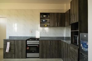 Η κουζίνα ή μικρή κουζίνα στο Tsavo Zurani +35 φωτογραφίες