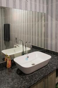 Ένα μπάνιο στο Tsavo Zurani