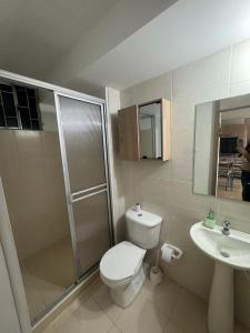 ein Badezimmer mit Toilette, Dusche und Waschbecken in der Unterkunft Apartamento Vacacional en Hacienda Peñalisa Ceiba Ricaurte in Ricaurte