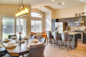 Η κουζίνα ή μικρή κουζίνα στο 2 Mi to Surprise Stadium! Snowbird Haven with Pool