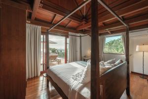 Ένα ή περισσότερα κρεβάτια σε δωμάτιο στο Surin Ayara Villas by Stayisle +128 φωτογραφίες