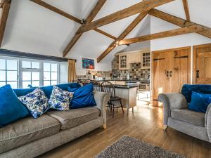 a living room with a couch and a kitchen at Raddons - Uk50657 in Crackington Haven