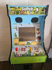 Una máquina de juegos de Super Mario en estado usado en Saisonnée, en Centrès