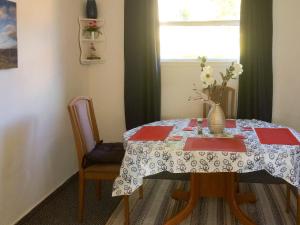 een eettafel met een vaas met bloemen erop bij Loch Ness - Uk7094 in Contin