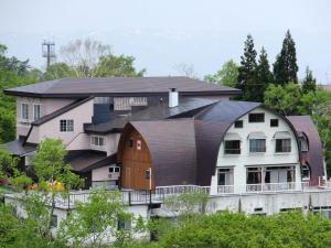 una grande casa con tetto di gambero di Marchen House Madarao a Iiyama